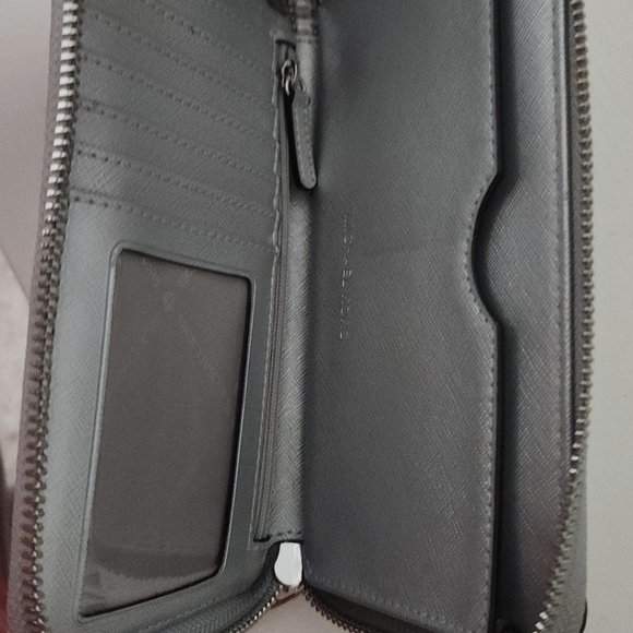 Michael kors wristlet - Picture 3 of 4